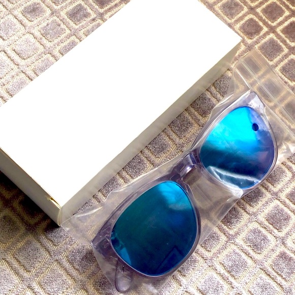 WILDFOX “Classic Fox 2" Metallic Blue Mirrored Tint Sunglasses – OS - Picture 2 of 9